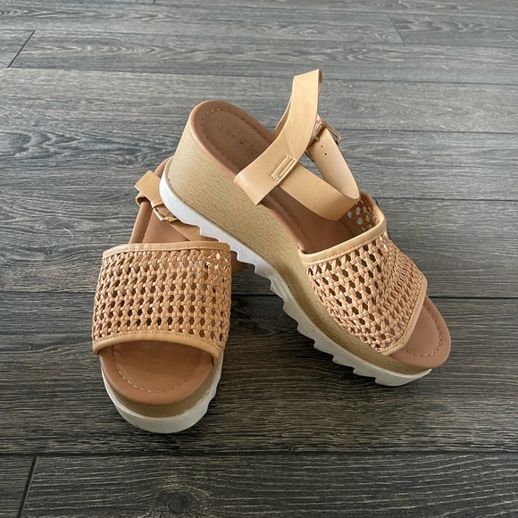 Universal Thread Platform Sandals - Picture 2 of 7